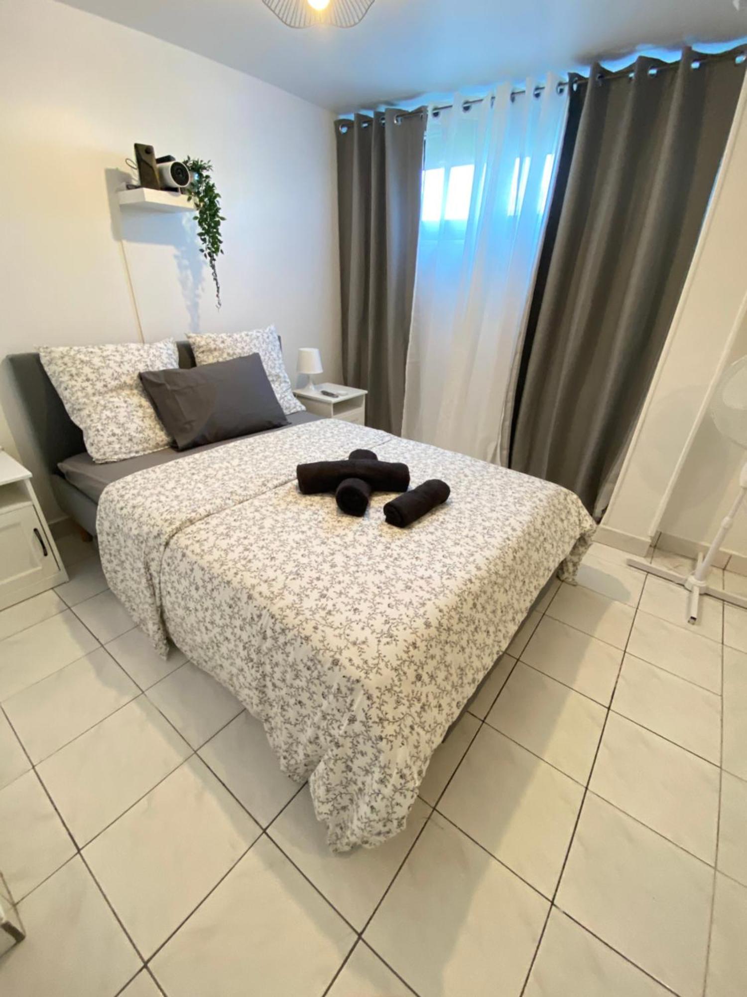 Et Projecteur A 100 M Du Metro Apartment