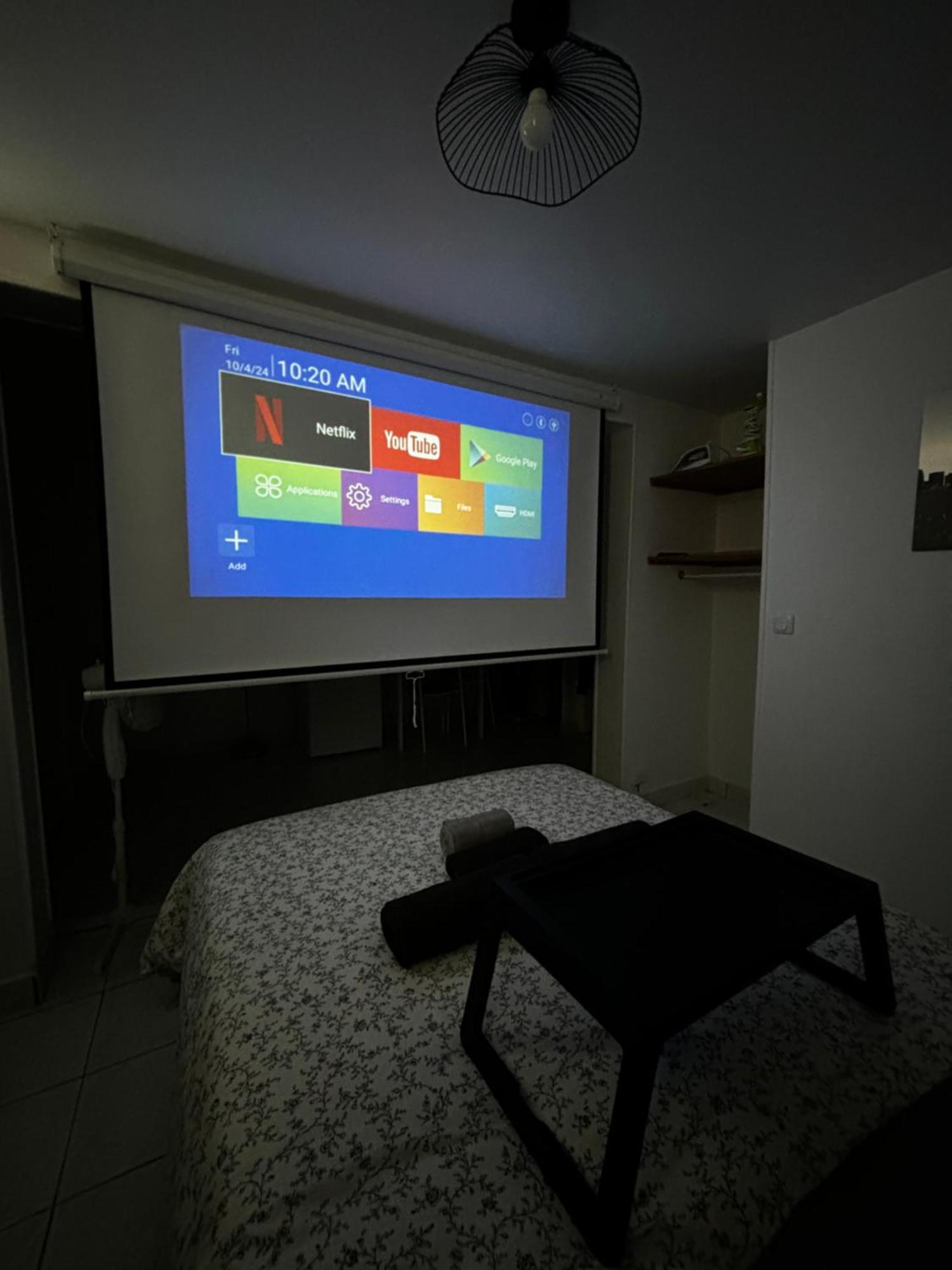 Et Projecteur A 100 M Du Metro Apartment *